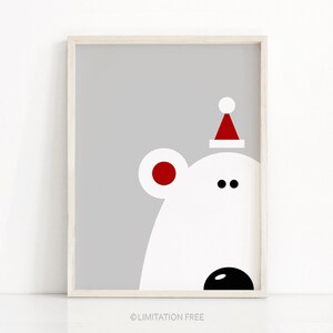 Peut inclure: Un ours polaire blanc avec un chapeau de Père Noël rouge sur un fond gris. Le visage de l'ours est partiellement visible, montrant une oreille rouge et deux yeux noirs.