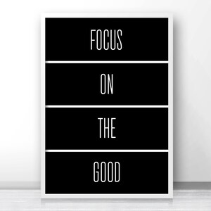 Op de afbeelding: Zwart-witte printbare wandkunst met de tekst "Focus on the good" in een minimalistische stijl.