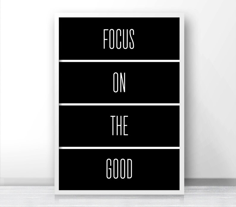 Op de afbeelding: Zwart-witte printbare wandkunst met de tekst "Focus on the good" in een minimalistische stijl.