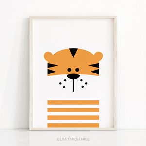 Pu&ograve; includere: Una stampa d'arte stampabile con un viso di tigre di cartone animato con strisce arancioni e nere. La tigre ha occhi neri e un naso nero. Lo sfondo &egrave; bianco con strisce arancioni in basso.