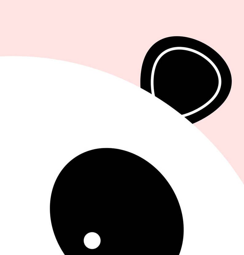 Peut inclure: Un panda noir et blanc qui regarde de derri&egrave;re un fond rose. L'&oelig;il et l'oreille du panda sont visibles.