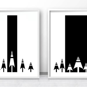 K&ouml;nnte beinhalten: Zwei minimalistische Kunstdrucke in Schwarzwei&szlig; mit einem hohen schwarzen Rechteck und stilisierten B&auml;umen am unteren Rand. Die B&auml;ume sind schwarz mit wei&szlig;en Linien.