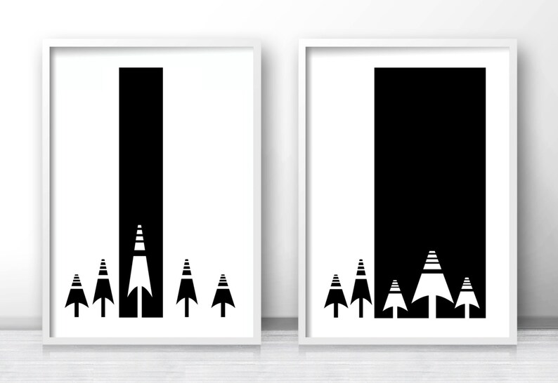 K&ouml;nnte beinhalten: Zwei minimalistische Kunstdrucke in Schwarzwei&szlig; mit einem hohen schwarzen Rechteck und stilisierten B&auml;umen am unteren Rand. Die B&auml;ume sind schwarz mit wei&szlig;en Linien.