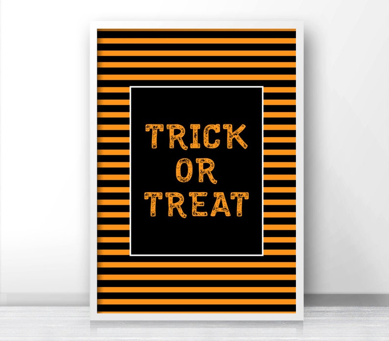 Puede incluir: Un cartel de Halloween imprimible con rayas negras y naranjas. El cartel dice "Trick or Treat" en texto blanco sobre fondo negro.