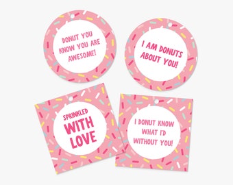 Può includere: Quattro etichette regalo rosa con un motivo a spolverata di ciambella. Le etichette hanno messaggi diversi: "Donut you know you are awesome!" "I am donuts about you!" "Sprinkled with love" e "I donut know what I'd without you!"