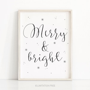 Peut inclure: Une impression encadrée blanche avec une calligraphie noire qui dit "Merry & bright" avec de petites flocons de neige argentés éparpillés autour du texte.