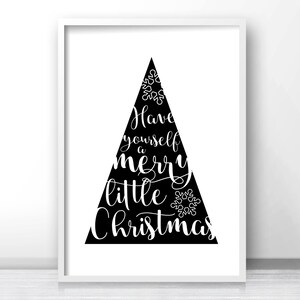 Peut inclure: Impression d'art imprimable en noir et blanc avec un sapin de No&euml;l en forme de triangle noir avec le texte "Have yourself a merry little Christmas" en blanc.