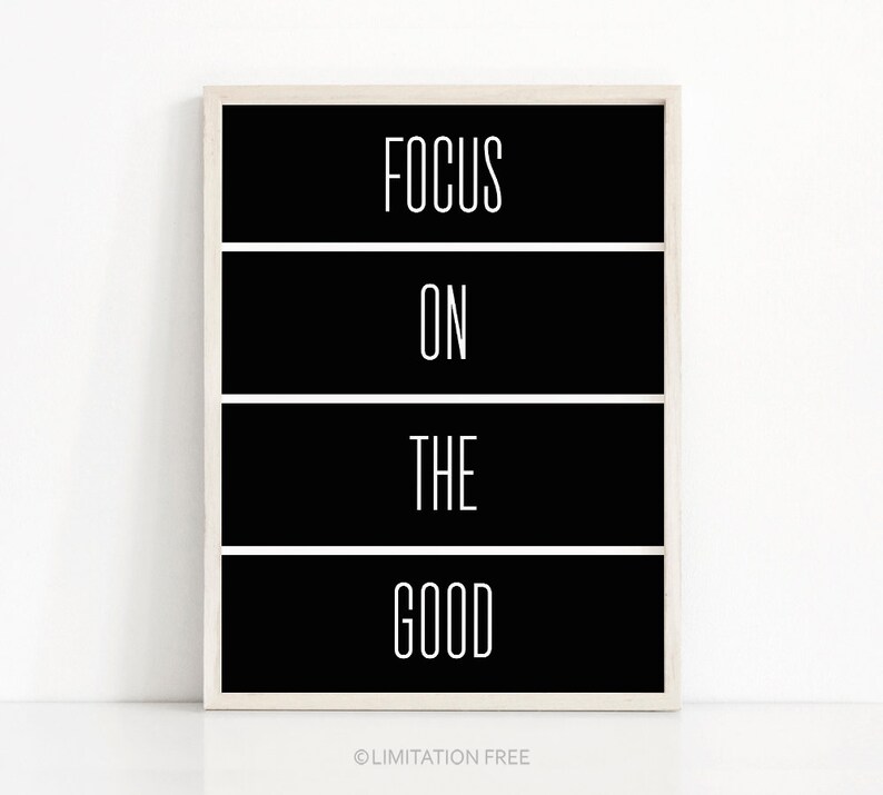 Op de afbeelding: Zwart-witte motiverende poster met de tekst "Focus on the good" in een eenvoudig, modern lettertype.