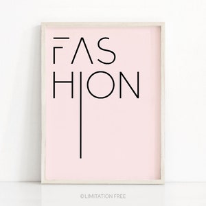 K&ouml;nnte beinhalten: Ein gerahmter Druck mit rosa Hintergrund und dem Wort "FASHION" in Schwarz geschrieben, wobei eine vertikale Linie vom "H" ausgeht.