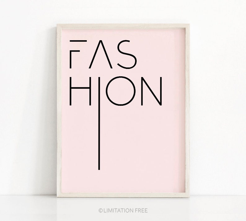 K&ouml;nnte beinhalten: Ein gerahmter Druck mit rosa Hintergrund und dem Wort "FASHION" in Schwarz geschrieben, wobei eine vertikale Linie vom "H" ausgeht.