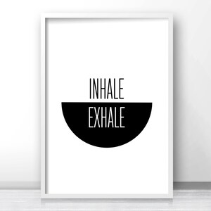 K&ouml;nnte beinhalten: Schwarz-wei&szlig;es druckbares Wandbild mit dem Text "INHALE EXHALE" im minimalistischen Stil.