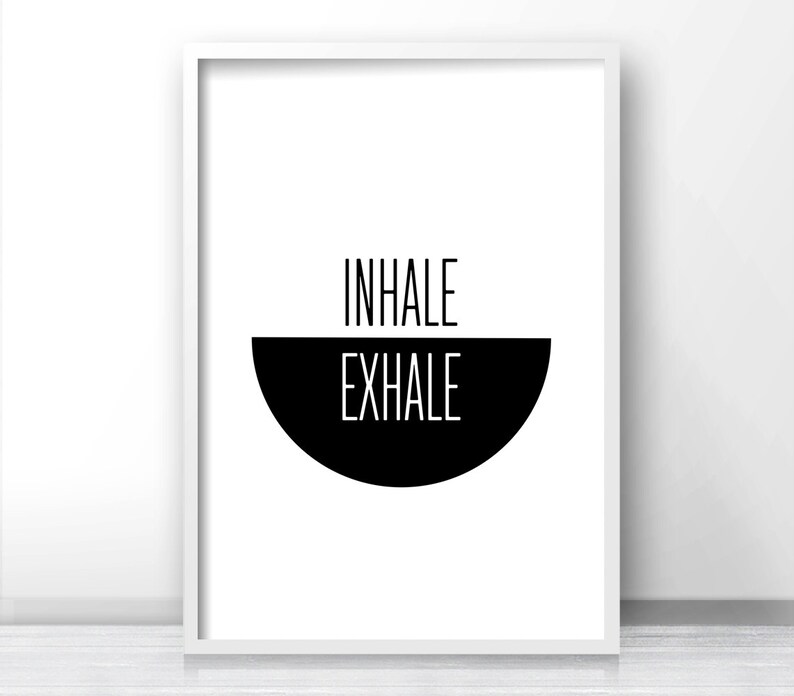 K&ouml;nnte beinhalten: Schwarz-wei&szlig;es druckbares Wandbild mit dem Text "INHALE EXHALE" im minimalistischen Stil.