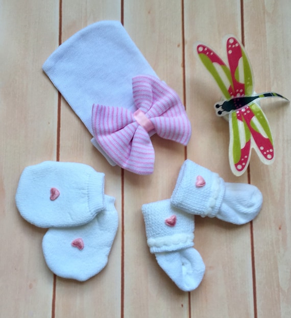Keepsake Gift NEWBORN BABY with pink striped beanie hat bow socks and mittens
