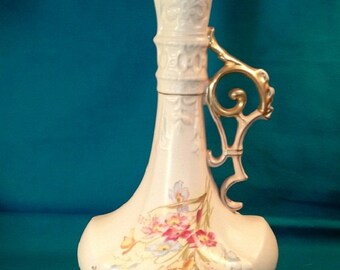 Antike preußische Porzellankanne ~ Rudolstadt Art Studio Handbemalte 12 "hohe Krug-förmige Vase ~ mit Fancy Griff und Gold Vergoldet