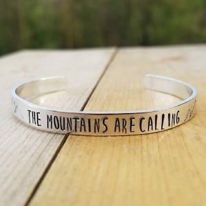 Bergen kallar manschettarmband, vandrargåva, campingtillbehör, äventyrssmycken, natursmycken, utforska, presenter till henne