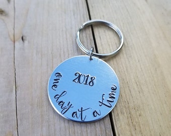 Porte-clés un jour à la fois - Cadeau personnalisé pour sobriété • Anniversaire de rétablissement • Aluminium estampé à la main