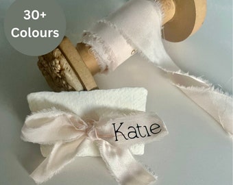Tarjeta de mesa con lazo de cinta de seda: Decoración personalizada para bodas y baby showers