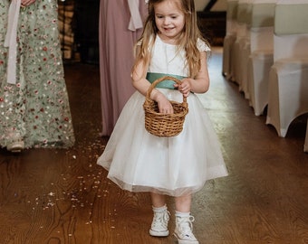 Vestido de niña de flores hecho a mano, encaje y tul con fajín de satén, disponible en 30 colores