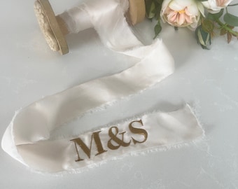 Ruban de bouquet de soie brodé, initiales monogramme personnalisées idéales pour un bouquet de mariage, un souvenir de mariée, un ruban de soie déchiré à la main