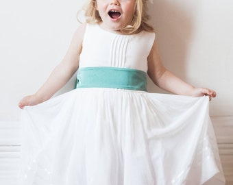 Kleid für Blumenmädchen, Junior-Brautjungfer, ärmelloses Chiffon-Kleid mit Falten und Banddetails, optionale Schärpe, Hochzeit-Kind-Kleidung