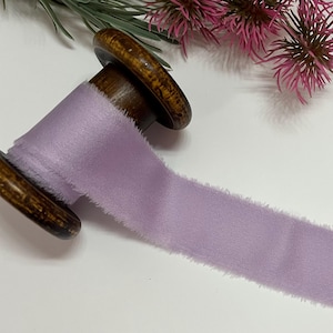 Nastro di seta lilla fatto a mano con bordi sfrangiati, perfetto per decorazioni nuziali, tra cui bouquet, inviti, nastri per matrimonio, confezioni regalo e fiocchi.