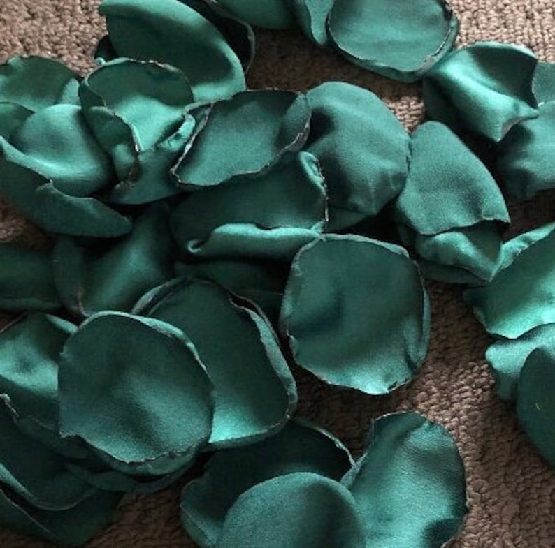 Op de afbeelding: Een stapel teal groene zijden rozenblaadjes. De blaadjes zijn zacht en delicaat, perfect om een ​​toets van elegantie toe te voegen aan elk evenement.