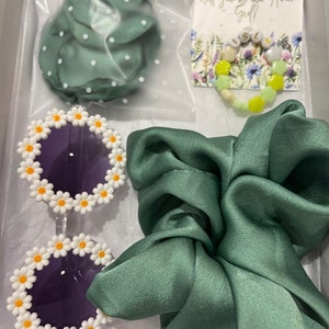 Confezione regalo proposta da ragazza di fiori verde salvia Damigella d'onore junior Sii la nostra scatola da ragazza di fiori Petali, braccialetto, occhiali da sole, elastico, nota di carta di semi