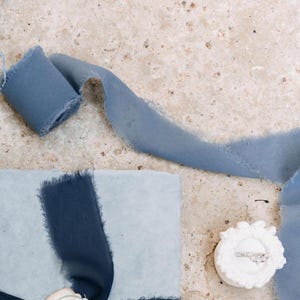 Ruban de mousseline de soie bleu encre bords effilochés de 1 m de long pour bouquet de mariage, bleu gris idéal pour les invitations, pose à plat, coiffure de mariage, emballage cadeau