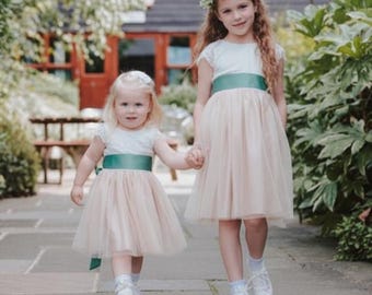 Handgemaakte kanten bloemenmeisjesjurk: champagnekleurige tule rok, kindertrouwkleding