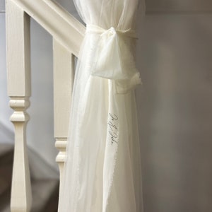Gepersonaliseerde witte tule bruiloft gangpaddecor met chiffon lint