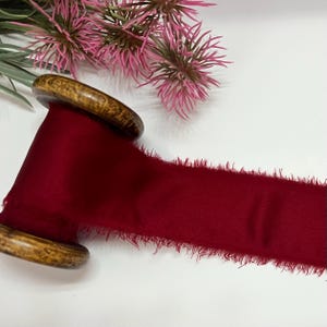 Nastro di seta rosso scuro Merlot fatto a mano con bordi sfilacciati per decorazioni nuziali, bouquet, inviti, legatura a mano, decorazione di torte, carta da regalo