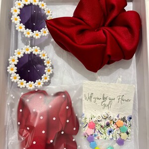 Confezione regalo proposta da ragazza di fiori rosso rubino Damigella d'onore junior Sii la nostra scatola da ragazza di fiori Petali, braccialetto, occhiali da sole, elastico, nota di carta di semi