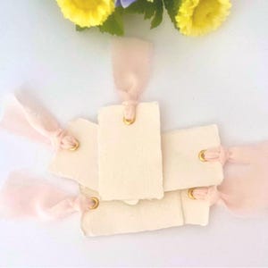 Cartes de marque pour mariage avec ruban rose pâle, décors de table vierges, noeud en mousseline de soie rose, cartes de visite avec ruban pour table de mariage, dîners, événements