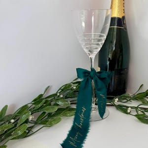 Taça de champanhe de Natal personalizada com fitas de seda verde, cartões de lugar de Natal, decoração de mesa de Natal, laço com tema de Natal