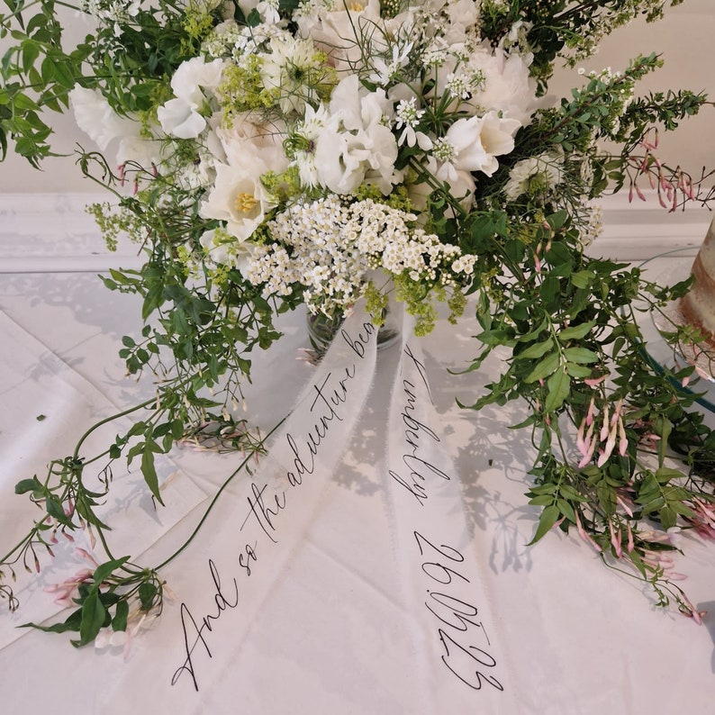 Brautstrauß-Band für Blumen Hochzeitsband Personalisierte Vokale Hochzeitsandenken Chiffonband Bild 2