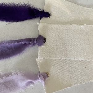 Marque-places de mariage de luxe avec ruban violet, décors de table vierges avec bords bruts et cartes de visite en ruban de mousseline de soie effilochées à la main pour table de mariage
