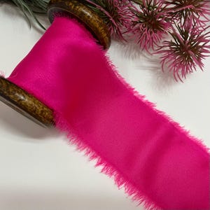 Nastro di seta rosa brillante, fucsia, fatto a mano con bordi sfrangiati, perfetto per decorazioni nuziali, bouquet, torte, fiocchi e inviti.