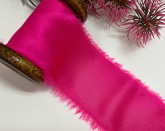 Nastro di seta rosa brillante di lusso: bordo sfilacciato fatto a mano, inviti di nozze ideali, disposizione piatta, artigianato
