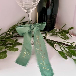 Taça de champanhe de Natal personalizada, fitas de seda com sálvia, cartões de lugar de Natal, decoração de mesa de Natal, laço com tema natalino