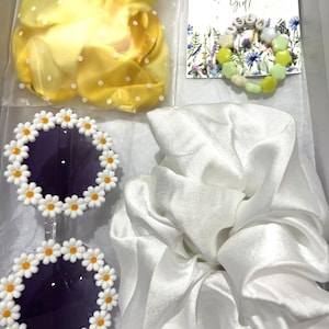 Scatola regalo per proposta di matrimonio con damigella d'onore gialla, scatola per la nostra damigella d'onore, petali, braccialetto, occhiali da sole, scrunchie, carta per semi bianca