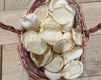 Crèmekleurige satijnen bloemblaadjes: herbruikbare bruilofttafelconfetti, decor bloemenmeisje gangpad