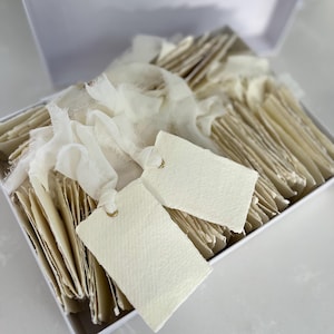 Ivoorlint bruiloft plaatskaarten, blanco tafelinstellingen, onbewerkte randen lompenpapier en handgerafeld chiffon lint, DIY-bruiloft