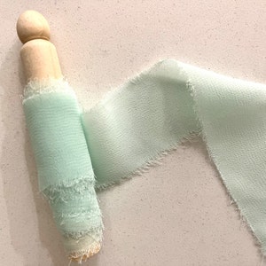 Nastro in chiffon tinto a mano verde menta: decorazione per matrimonio con bordo sfilacciato
