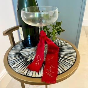 Taça de champanhe de Natal personalizada com fitas de seda vermelha, cartões de lugar de Natal, decoração de mesa de Natal, laço com tema de Natal
