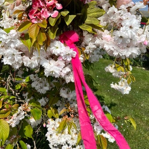 Ruban en mousseline de soie rose vif teint à la main avec des bords effilochés Bouquet de mariage et invitations, photos à plat, style de décoration de mariage, emballage cadeau image 8