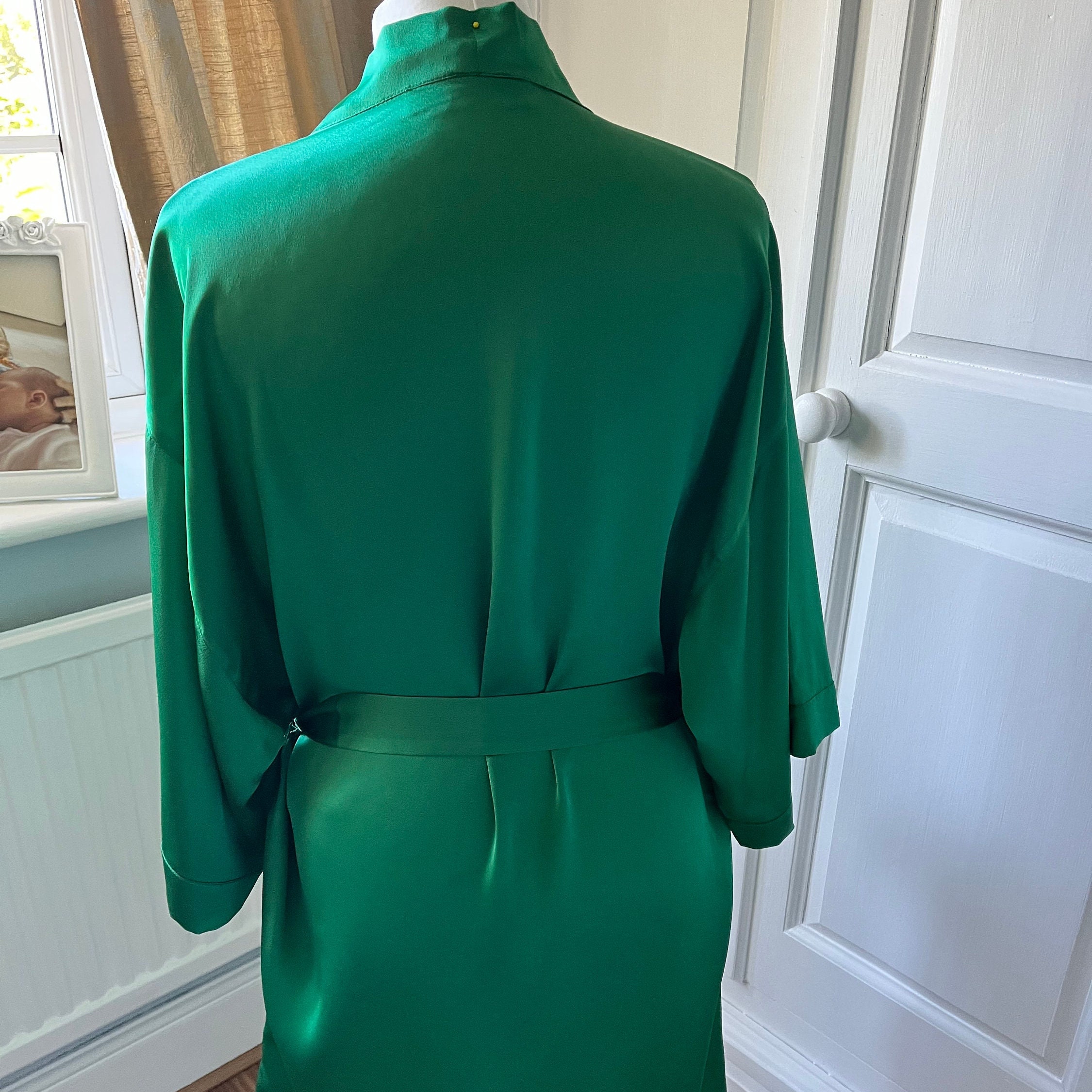 olivelaneweddings Emerald Green Silk Robe: Personalized Satin Dressing Gown