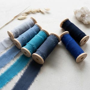 Cinta azul, gasa rasgada a mano: decoración nupcial con borde deshilachado, envoltura de regalos.