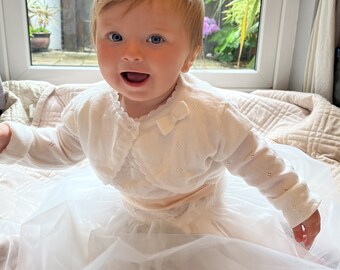White Girls Occasion Shrug/Long Sleeve Cardigan, Wedding Flower Girl, Holy Communion Christening Party Wear, Gem Button & a Bow, Edad 1-8 años