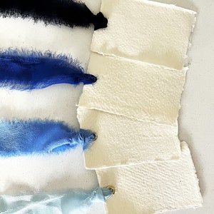 Cartões de lugar de casamento com fita azul, jogos de mesa em branco faça você mesmo com bordas cruas e chiffon desfiado à mão, cartões de nome com fita para mesa de casamento