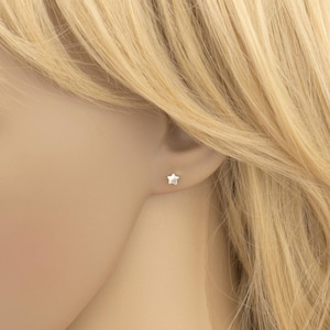 Pendientes de estrella pequeña, pernos estrella, pendientes de estrella, pernos de plata, studs delicados minimalistas joyería regalo diario para ella, regalo menor de 30